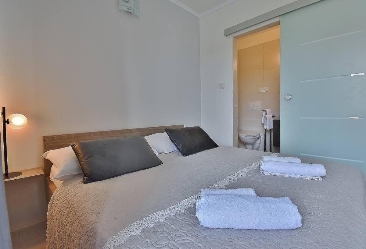 Apartments Ruzica Banjol Buitenkant foto